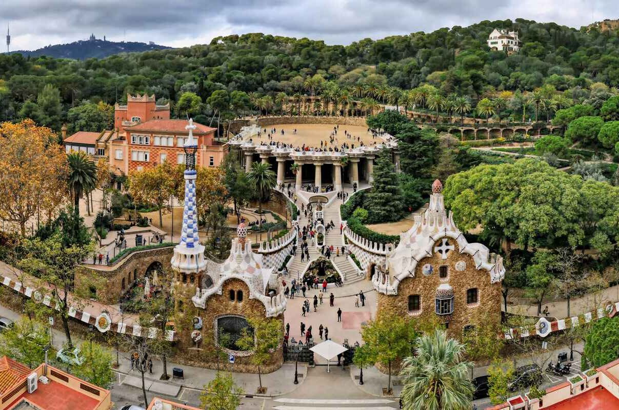 Parc Güell w Barcelonie — arcydzieło Antoniego Gaudiego