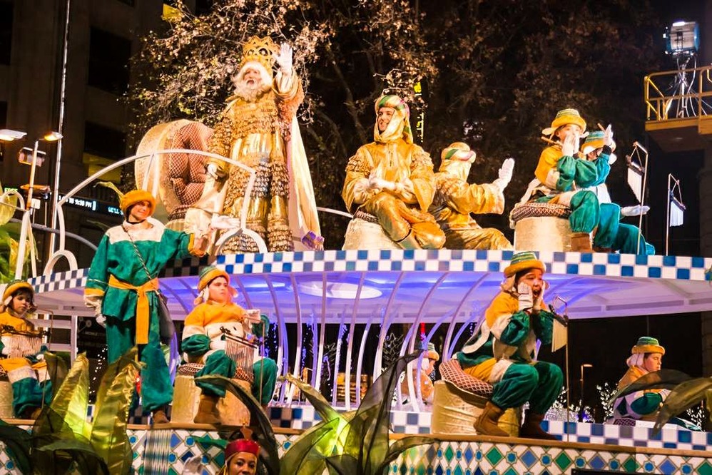 Парад Трех королей в Мадриде. Парад Трьох Королів у Мадриді, Three Kings Parade in Madrid, Desfile de los Reyes Magos en Madrid, Défilé des Rois Mages à Madrid, Parada Trzech Króli w Madrycie, Drei-Könige-Umzug in Madrid.