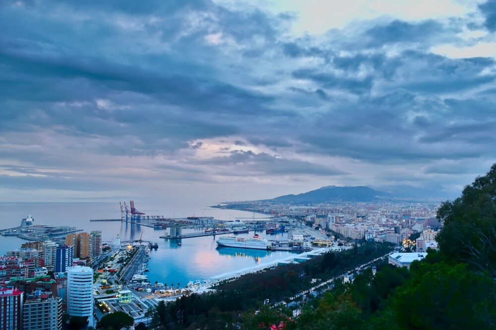 вид на порт Малаги, Вид на порт Малаги, View of the Bay of Málaga, Vista de la bahía de Málaga, Vue sur la baie de Malaga, Blick auf die Bucht von Málaga, Widok na zatokę Malagi.