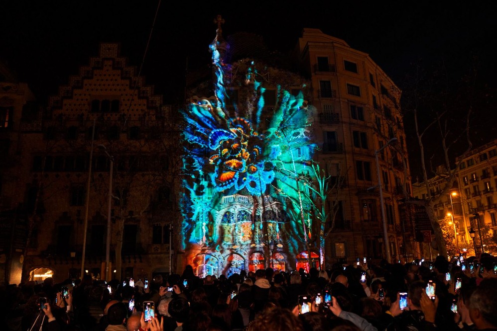 видеомэппинг Casa Batlló, видеомэппинг Casa Batlló Рождество, Casa Batlló Барселона, Casa Batlló световое шоу, Casa Batlló световое шоу Рождество, Casa Batlló Барселона, Відеомапінг Casa Batlló, Відеомепінг Casa Batlló на Різдво, Casa Batlló Барселона, Світлове шоу Casa Batlló, Світлове шоу Casa Batlló на Різдво, Casa Batlló video mapping, Casa Batlló video mapping at Christmas, Casa Batlló Barcelona, Casa Batlló light show, Casa Batlló light show at Christmas, Casa Batlló Barcelona, Videomapping de Casa Batlló, Videomapping de Casa Batlló en Navidad, Casa Batlló Barcelona, Espectáculo de luces de Casa Batlló, Espectáculo de luces de Casa Batlló en Navidad, Casa Batlló Barcelona, Vidéo mapping de Casa Batlló, Vidéo mapping de Casa Batlló à Noël, Casa Batlló Barcelone, Spectacle de lumières de Casa Batlló, Spectacle de lumières de Casa Batlló à Noël, Casa Batlló Barcelone, Wideomapping Casa Batlló, Wideomapping Casa Batlló na Boże Narodzenie, Casa Batlló Barcelona, Pokaz świetlny Casa Batlló, Pokaz świetlny Casa Batlló na Boże Narodzenie, Casa Batlló Barcelona, Videomapping Casa Batlló, Videomapping Casa Batlló zu Weihnachten, Casa Batlló Barcelona, Lichtershow Casa Batlló, Lichtershow Casa Batlló zu Weihnachten, Casa Batlló Barcelona.